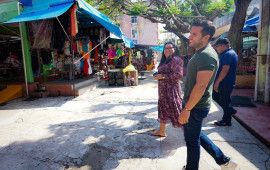 Visita Pablo Bustamante a comerciantes del Mercado 28 en Cancún