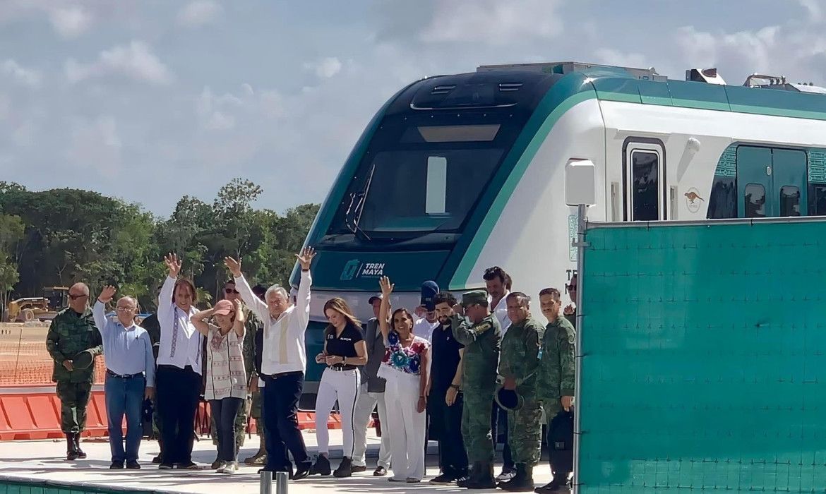AMLO y Mara Lezama dan banderazo para recibir primer vagón del Tren Maya