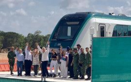 AMLO y Mara Lezama dan banderazo para recibir primer vagón del Tren Maya