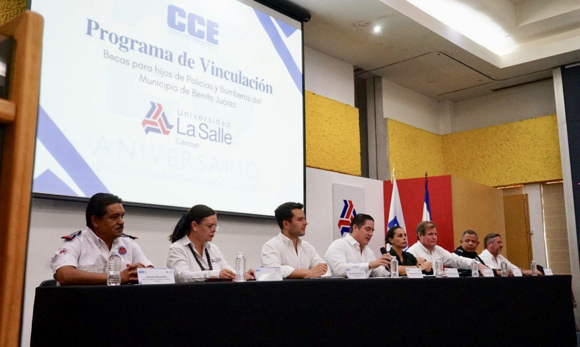 Becas a hijos de Policías y Bomberos cancunenses, son la puerta a un mejor futuro para la juventud, destaca Pablo Bustamante