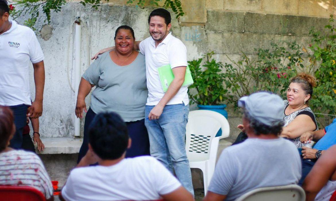 Se reúne Renán Sánchez con cozumeleños de la colonia Emiliano Zapata