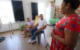 Pablo Bustamante entrega apoyo social gestionado en las Caravanas del Bienestar a familia de la Región 221