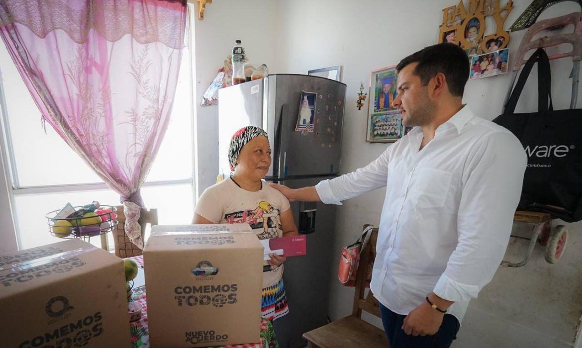 Pablo Bustamante entrega apoyos de “Mujer es Vida” a mujeres cancunenses y quintanarroenses