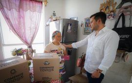 Pablo Bustamante entrega apoyos de “Mujer es Vida” a mujeres cancunenses y quintanarroenses