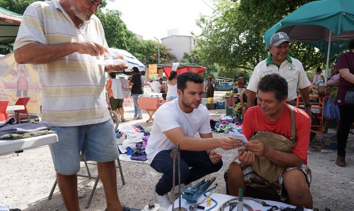 Visita Pablo Bustamante a tianguistas de la Región 96, para seguir informando en calle sobre los Programas del Bienestar