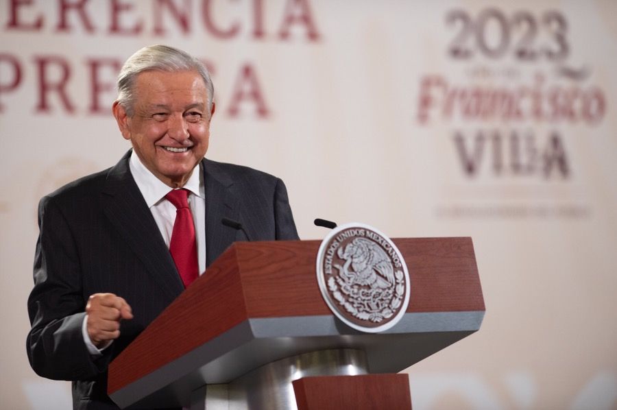 “En una de esas la candidata de Claudio X se va al tercer lugar” | AMLO dice que si Ebrard sale de MORENA le quitaría votos a Xóchitl