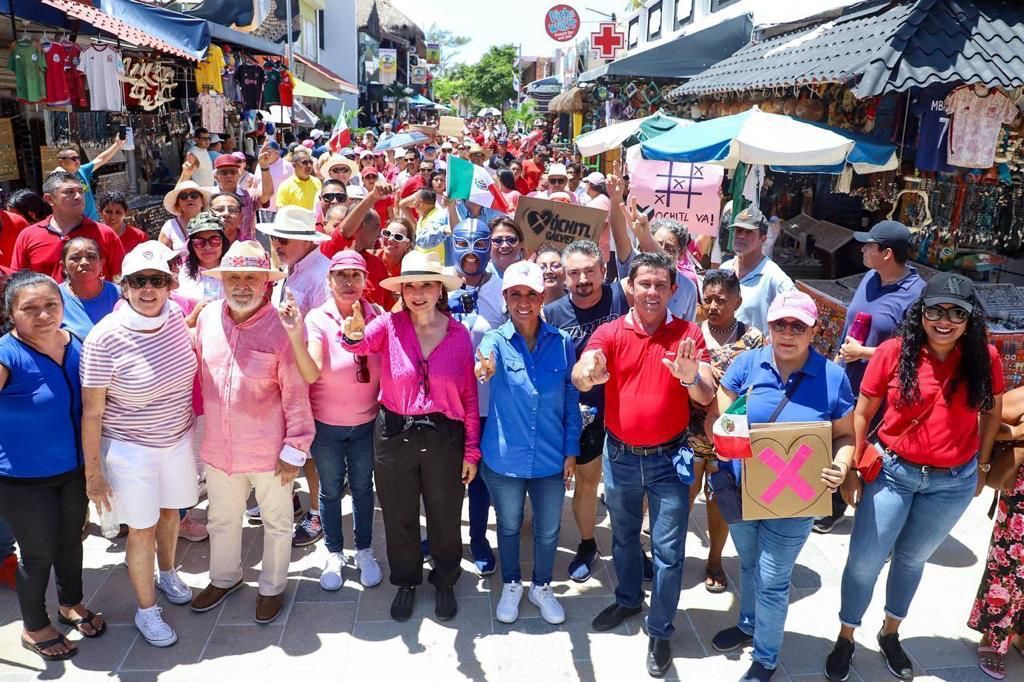 Kira Iris moviliza marcha a favor de Xóchitl en Playa del Carmen, en medio de la visita de AMLO