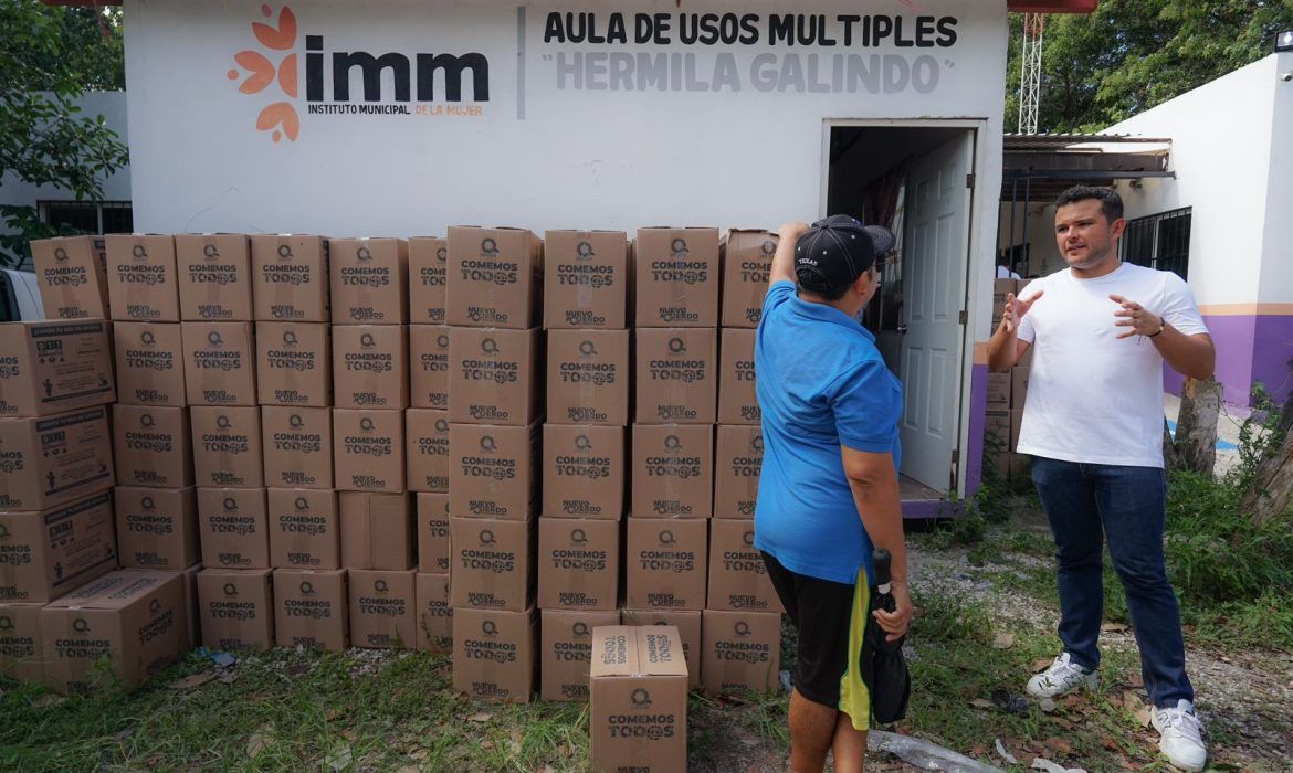 Participa Pablo Bustamante de cuarta entrega de paquetes alimentarios “Comemos Tod@s” en las regiones 220, 228 y 247 de Cancún