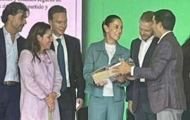 “Paco” Elizondo entrega constancia a Claudia Sheinbaum como Coordinadora de la Defensa de la 4T por el Partido Verde