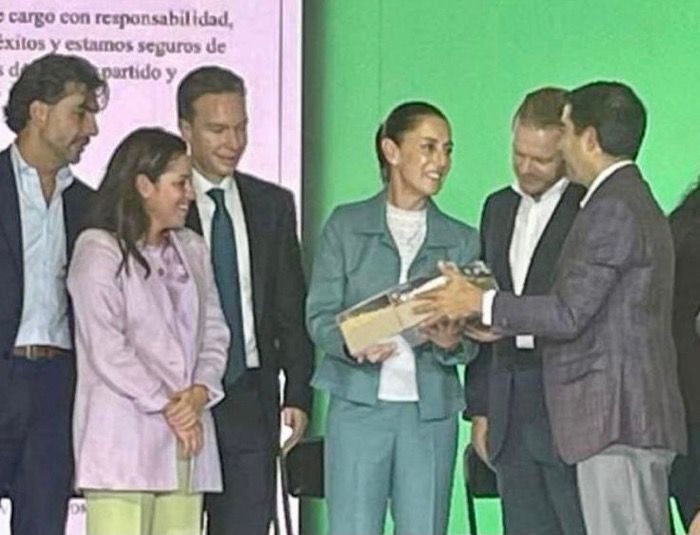 “Paco” Elizondo entrega constancia a Claudia Sheinbaum como Coordinadora de la Defensa de la 4T por el Partido Verde