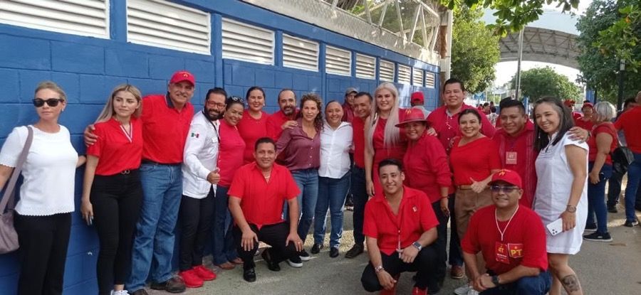 Iris Mora y Carmen Joaquín se muestran con el PT en evento de Claudia