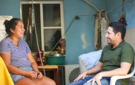 Renán Sánchez visita hogares cozumeleños para atender y gestionar atención a las necesidades de las personas