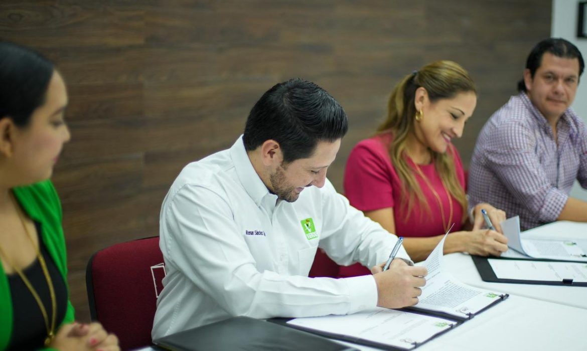 Firma dirigente del Verde, Renán Sánchez, Convenio de Transparencia con el IDAIPQROO