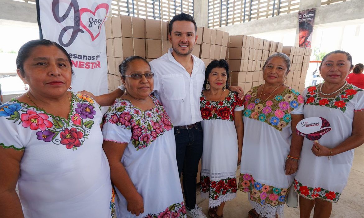 Entrega Pablo Bustamante paquetes del programa “Artesanas del Bienestar”