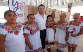 Entrega Pablo Bustamante paquetes del programa “Artesanas del Bienestar”