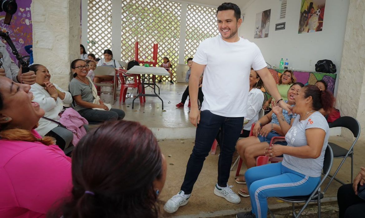 Visita Pablo Bustamante a las familias de Villas Otoch Paraíso en FARO del Bienestar