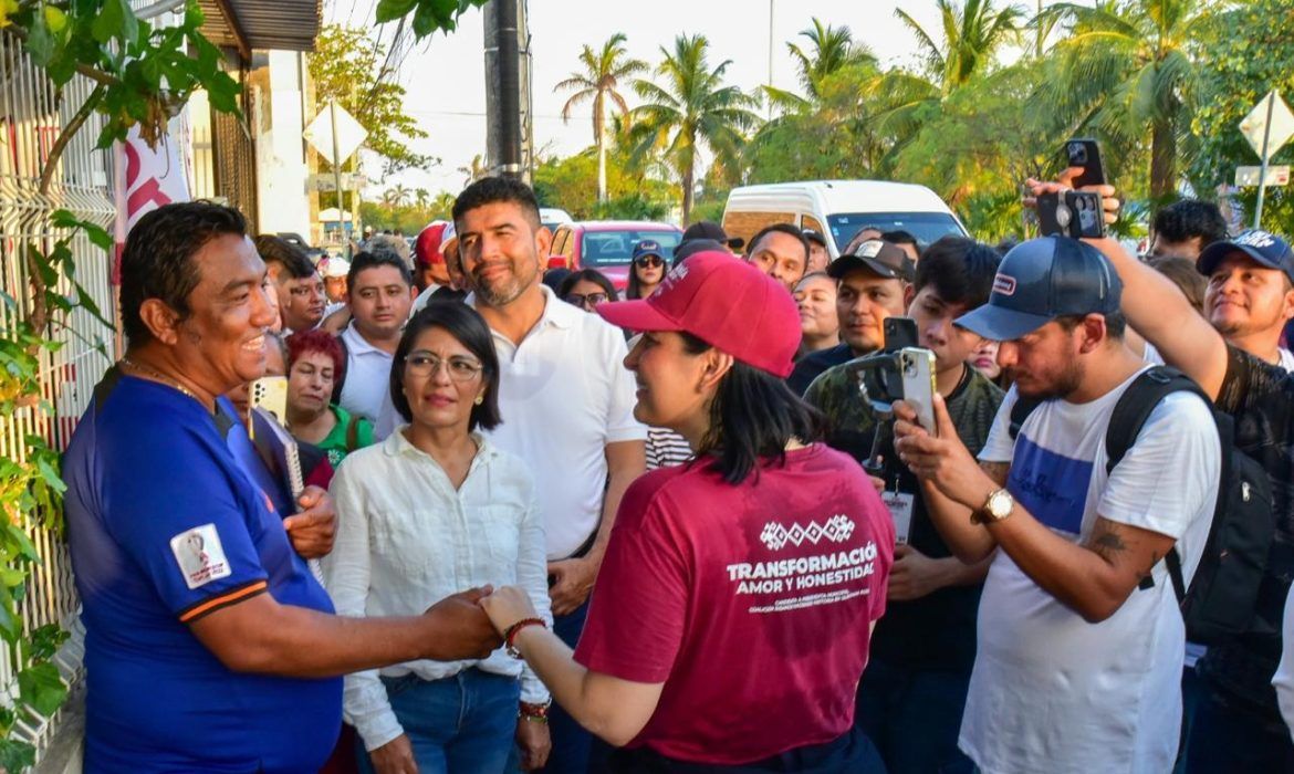 Recorre Estefanía Mercado la colonia Ejido para escuchar problemáticas