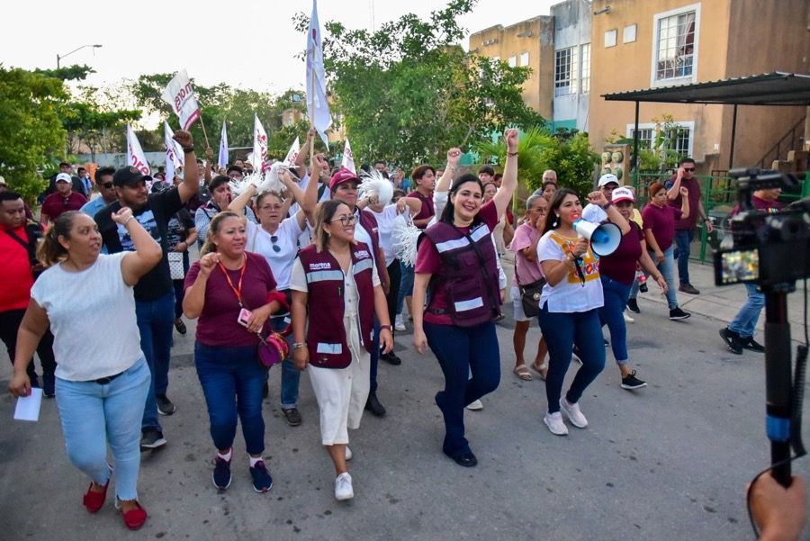 “Llegó la hora de ponerle fin a lo chueco”, dice Estefanía Mercado en su primera caminata de campaña