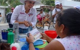 Camina Ana Paty el Tianguis de la SM 103, y hace un llamado a respaldar la continuidad de la 4T en Cancún