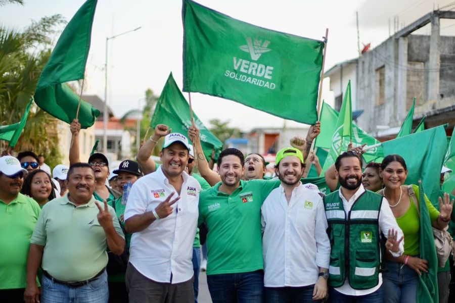 Renán Sánchez recorrió la colonia Bellavista de Playa del Carmen, y se comprometió a más presupuesto para servicios públicos