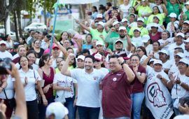 Recorren candidatos de la coalición “Sigamos Haciendo Historia” la colonia INVIQROO Cuzamil