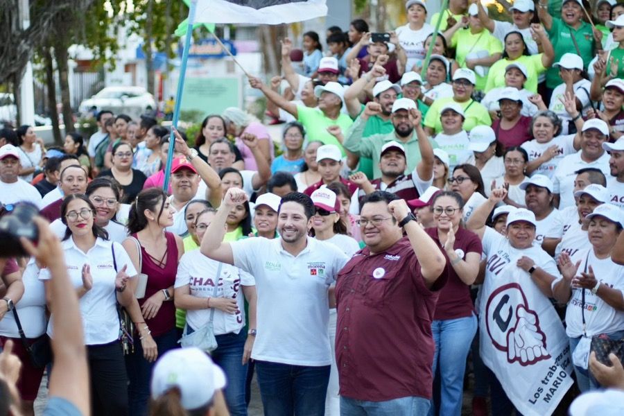 Recorren candidatos de la coalición “Sigamos Haciendo Historia” la colonia INVIQROO Cuzamil