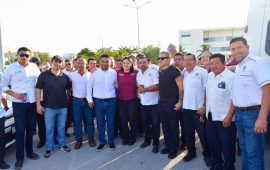 Estefanía Mercado se muestra con decenas de trabajadores del sindicato de Taxistas previo al debate