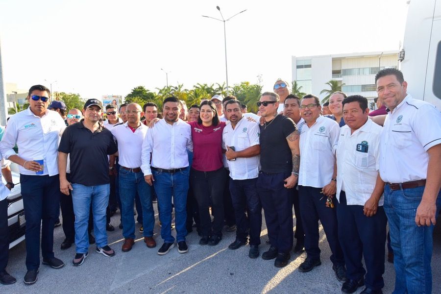 Estefanía Mercado se muestra con decenas de trabajadores del sindicato de Taxistas previo al debate