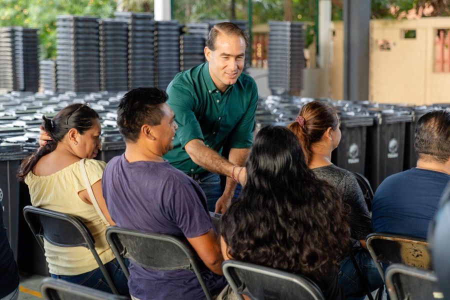 Ayuntamiento de Tulum entrega nuevos contenedores de basura a familias