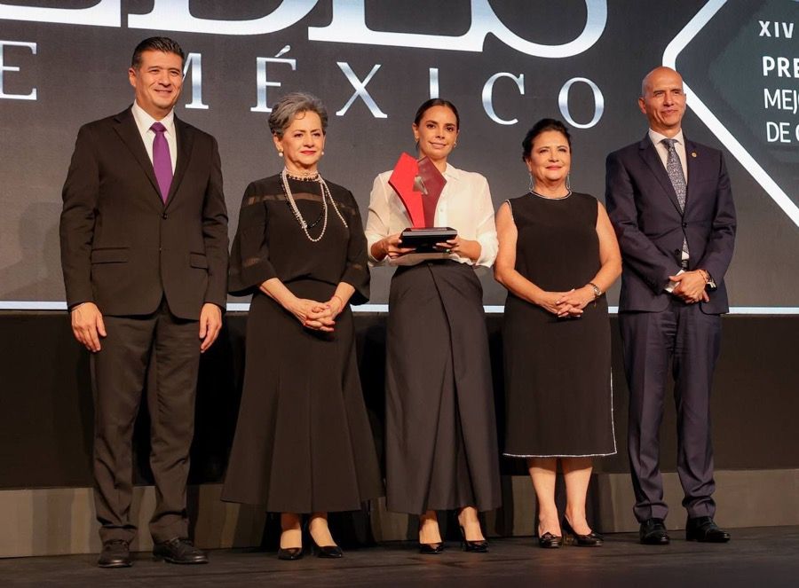 Ana Paty recibe premio nacional por regularización de colonias en Cancún