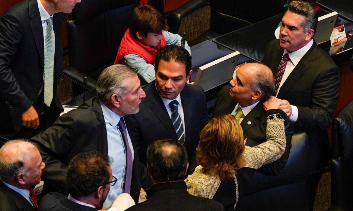 MORENA busca frenar el “golpe judicial” contra Sheinbaum, y presenta reformas para limitar amparo