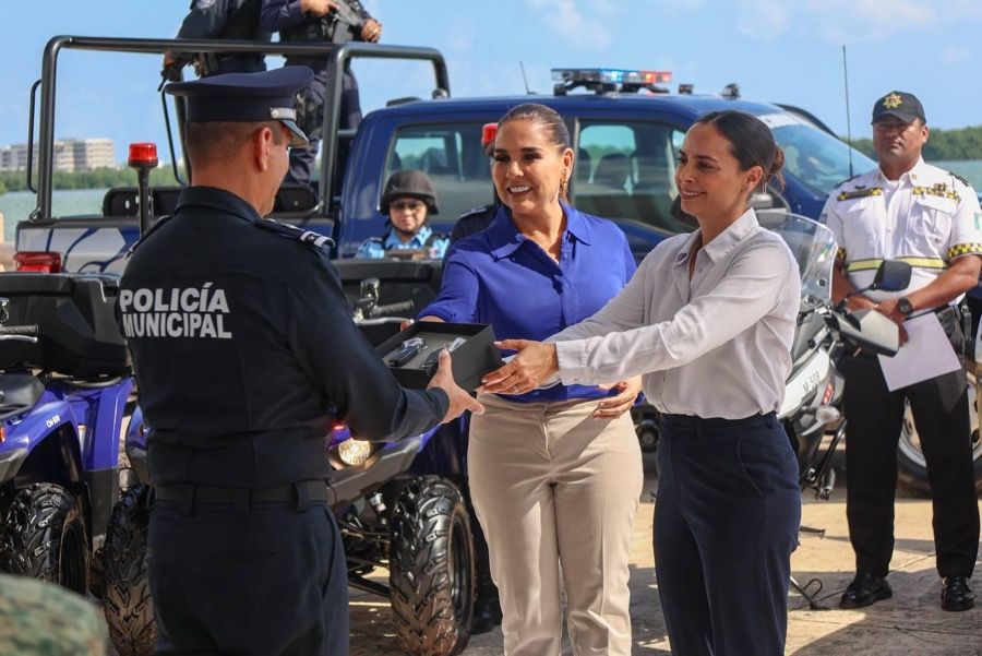 Entregan Ana Paty y Mara 130 unidades con tecnología avanzada a la Policía