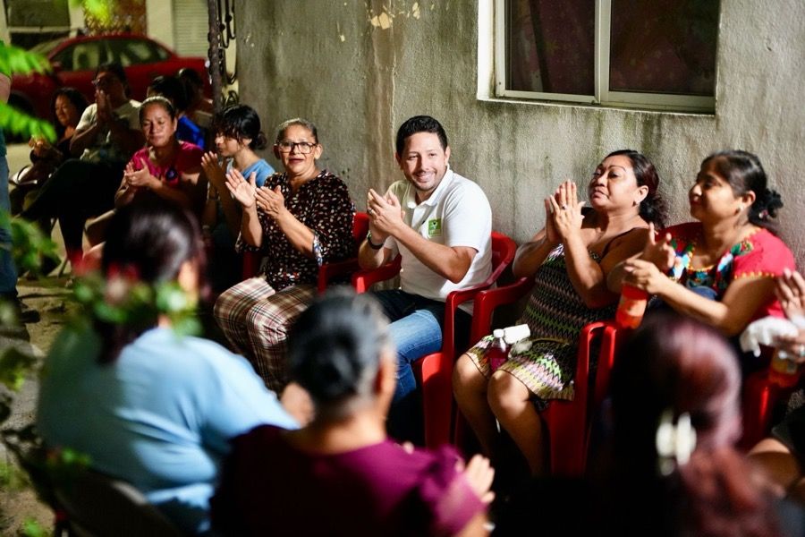 Renán Sánchez se reúne con vecinos de la colonia “El Ejido” en Playa del Carmen, y apoya cambio de nombre del municipio