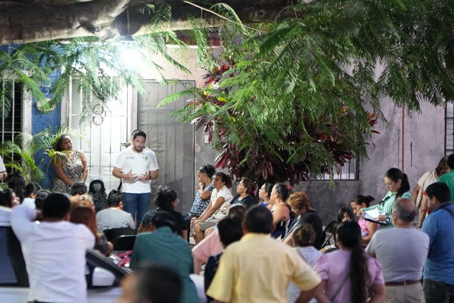 Renán Sánchez visita vecinas de la SM 200 de Cancún, y destaca la propuesta de incorporar más psicólogos en los planteles educativos