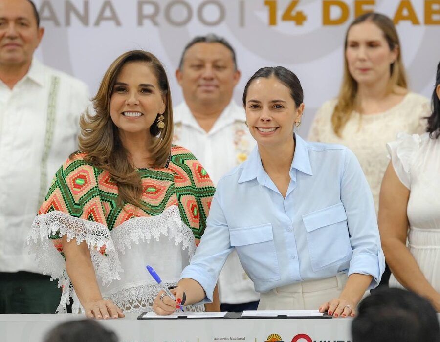 Entrega Ana Paty Plan Municipal de Desarrollo 2024-2027 a Mara Lezama