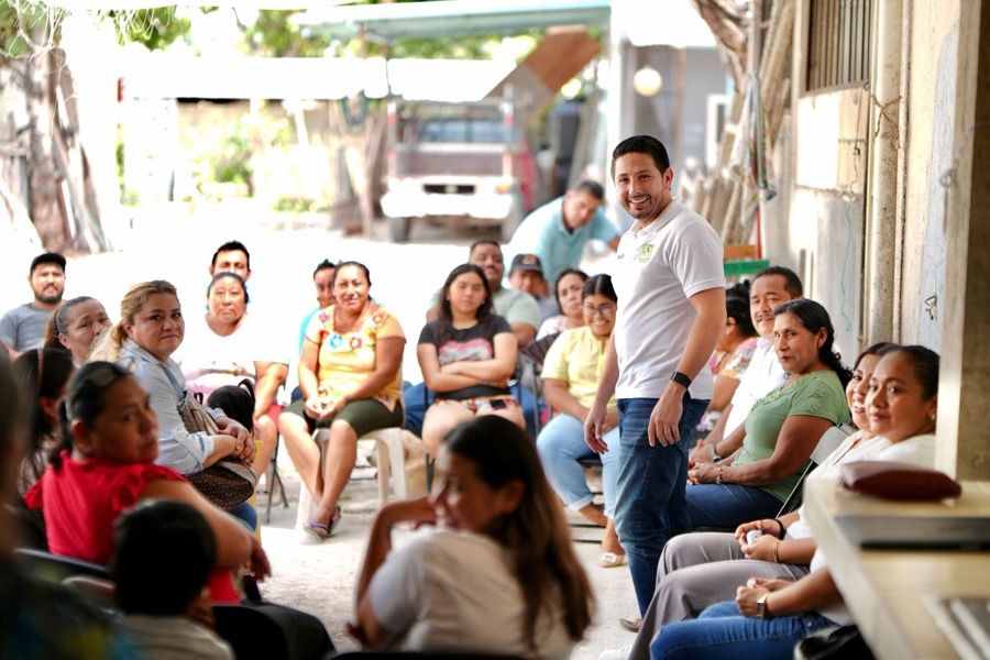 Renán Sánchez se reúne con la familia Verde en Bacalar para escuchar y atender a las y los vecinos