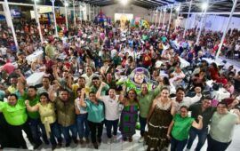 Renán Sánchez Tajonar celebra con las mamás de la Familia Verde de Cozumel y Playa del Carmen
