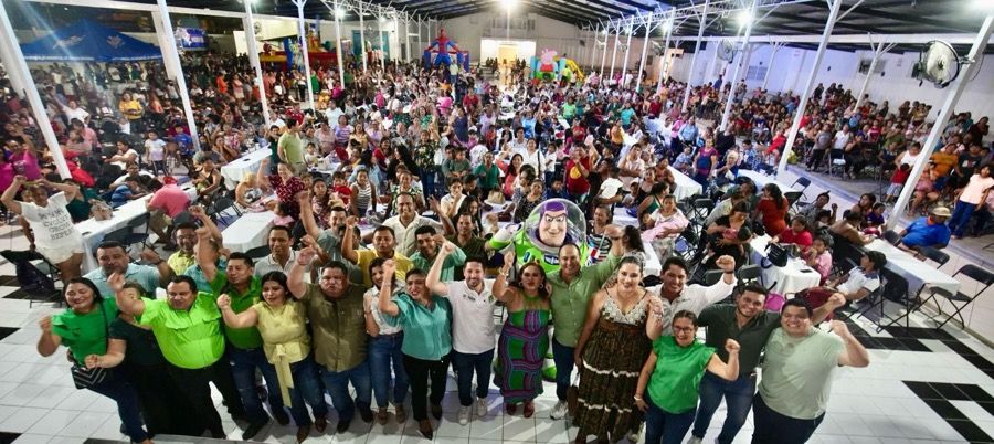 Renán Sánchez Tajonar celebra con las mamás de la Familia Verde de Cozumel y Playa del Carmen
