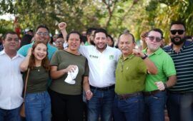 Renán Sánchez Tajonar festeja un año de su reelección como diputado local junto al pueblo de Cozumel