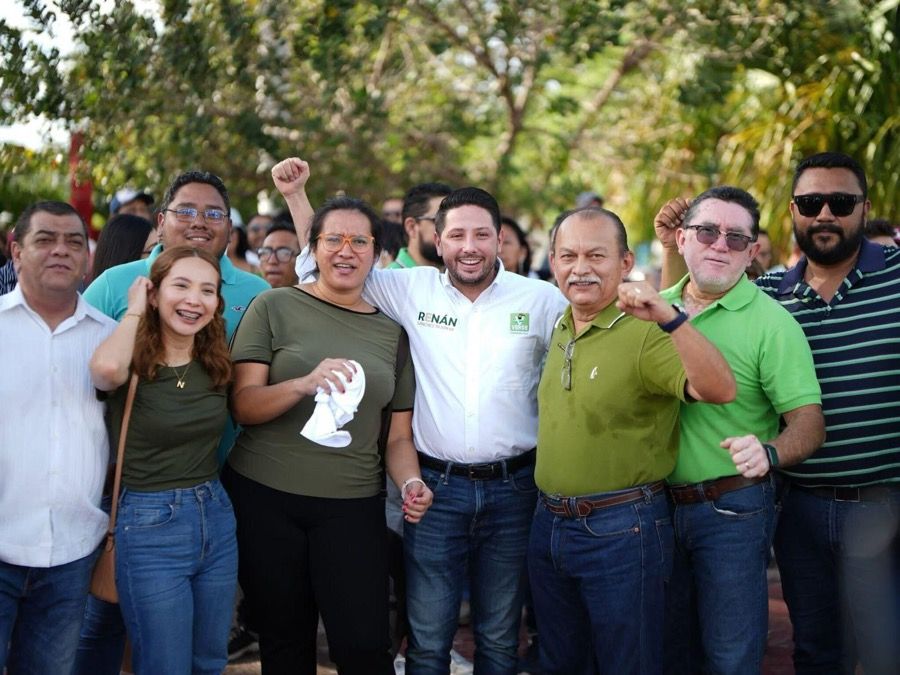 Renán Sánchez Tajonar festeja un año de su reelección como diputado local junto al pueblo de Cozumel
