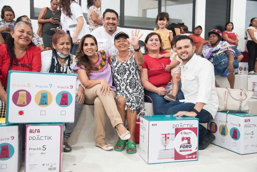 Mara Lezama, acompañada del titular de Sebien, Pablo Bustamante, inicia la entrega de las primeras máquinas de coser del programa FARO del Bienestar