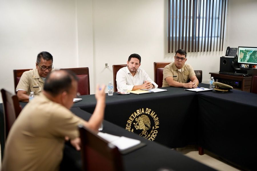 Se reúne Renán Sánchez Tajonar con autoridades navales para avanzar en la protección de la Laguna de Bacalar