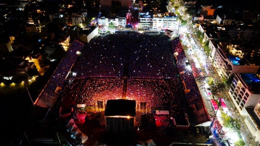 Estefanía Mercado encabeza Grito de Independencia ante más de 50 mil personas en el estadio Mario Villanueva