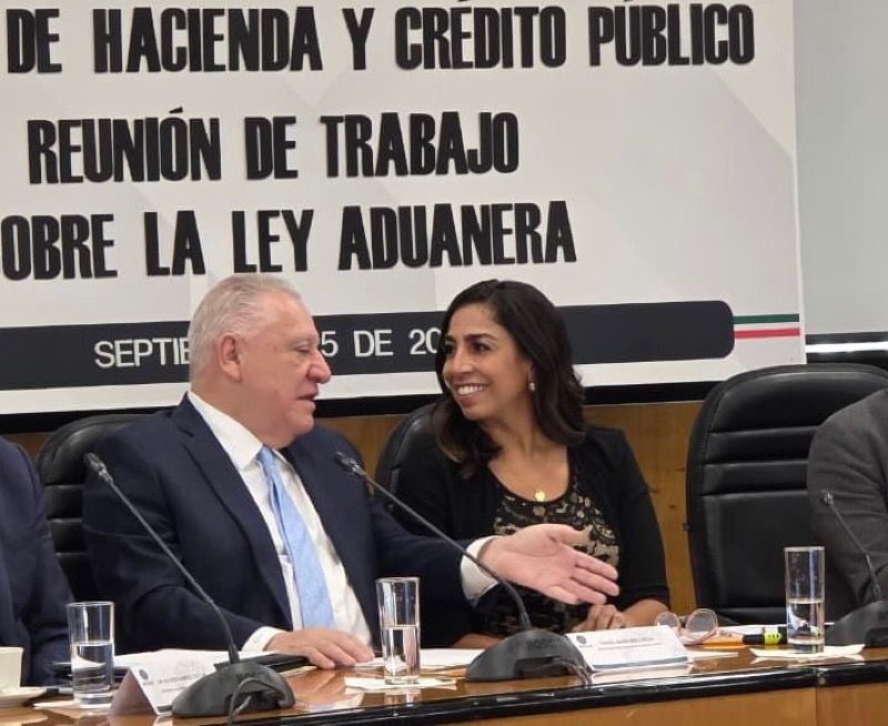 Rafael Marín y Marybel Villegas se muestran juntos en pláticas sobre Ley Aduanera
