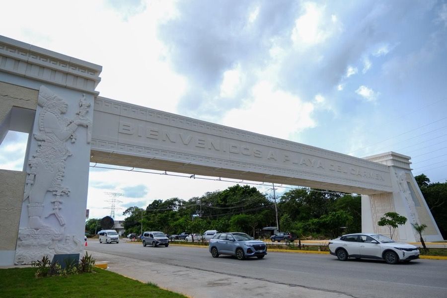 Estefanía inaugura junto Mara el Arco de Acceso Norte de Playa del Carmen, obra emblema de su administración