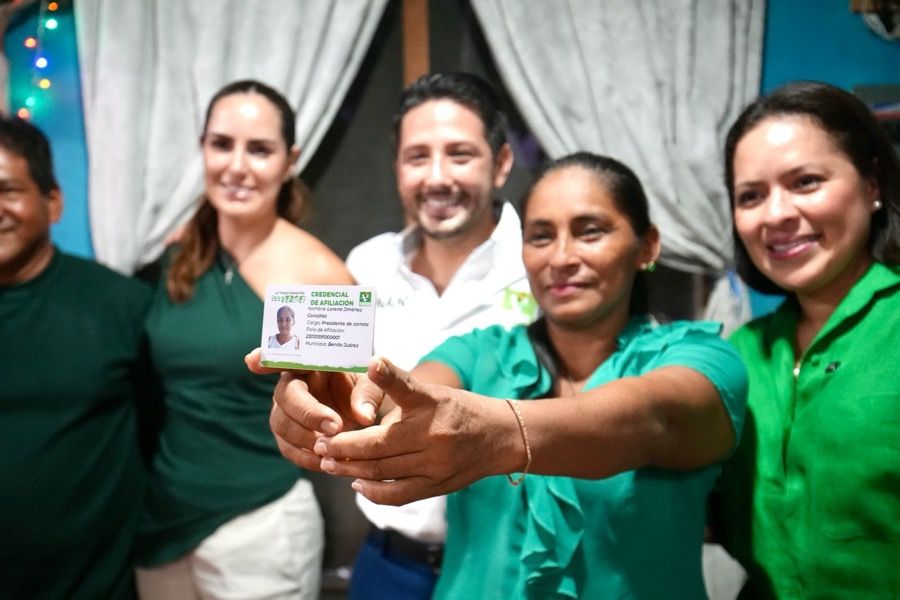 Renán Sánchez Tajonar entrega la primera credencial de afiliación del Partido Verde en Quintana Roo