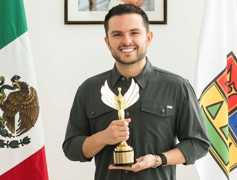 Gana Pablo Bustamante el Napolitan Victory Awards 2025 con la Ruta del Bienestar