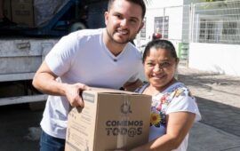 Pablo Bustamante supervisa la entrega gratuita de paquetes alimentarios del programa “Comemos Tod@s” en Cancún