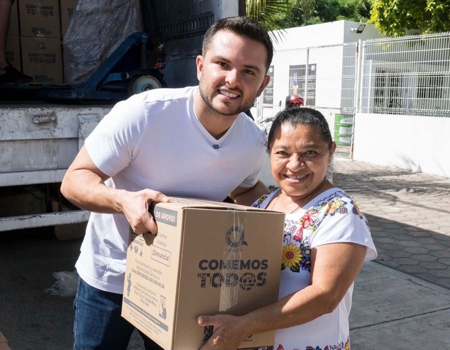 Pablo Bustamante supervisa la entrega gratuita de paquetes alimentarios del programa “Comemos Tod@s” en Cancún