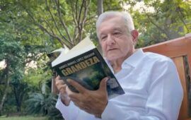 REAPARECE AMLO | “No hay que hacerle sombra a nuestra presidenta; ella es la que conduce”, dice, y presenta su libro